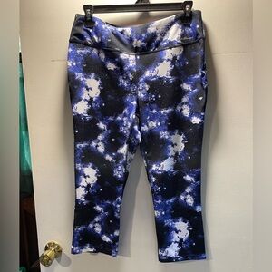 NWOT Eddie Bauer Blue and White Abstract Capri Leggings